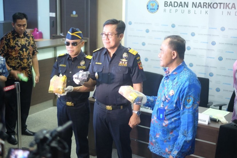 Direktur Penindakan dan Penyidikan Bea dan Cukai, Bahaduri Wijayanta menjelaskan kronologi pengungkapan penyelundupan sabu dari jaringan Malaysia, Jumat (22/6).