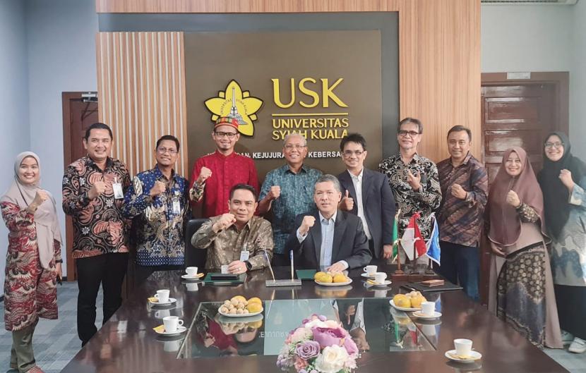 Direktur Penjualan & Distribusi BSI, Anton Sukarna (duduk sebelah kiri); Rektor Universitas Syiah Kuala, Marwan dalam acara PKS BSI Maslahat dengan Atsiri Research Center (ARC) Universitas Syiah Kuala,  untuk memperkuat kapasitas pelaku usaha budidaya nilam di wilayah Aceh, Selasa (27/9). 