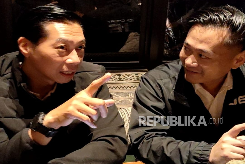 Direktur Penjualan PT Chery Sales Indonesia (CSI) Budi Darmawan (kiri) dan Wakil Presiden PT CSI Zeng Shuo.