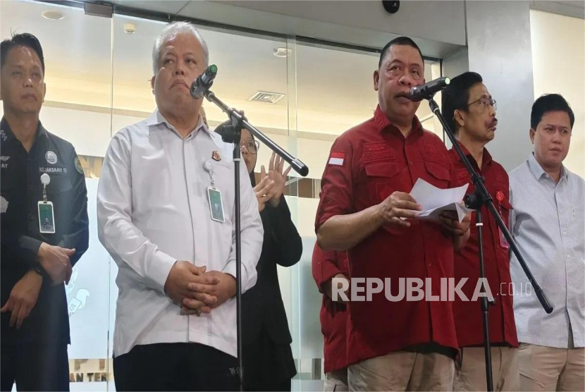 Direktur Penyidikan Jampidsus Kejagung, Abdul Qohar (kanan) dan Kapuspenkum Kejagung Harli Siregar (kiri) berbicara dalam konferensi pers di Gedung Kejagung, Jakarta Selatan, Rabu (26/2/2025) malam WIB. 