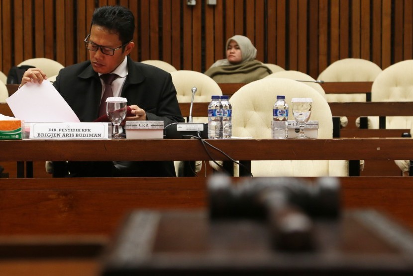 Direktur Penyidikan KPK Brigjen Pol Aris Budiman bersiap mengikuti rapat dengar pendapat (RDP) dengan Panitia Khusus (Pansus) Hak Angket KPK di Kompleks Parlemen, Senayan, Jakarta, Selasa (29/8). 