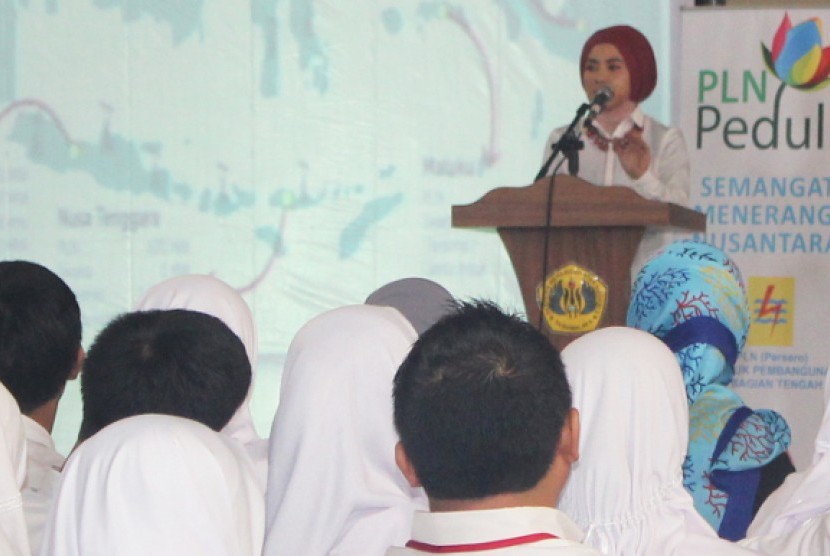 Direktur Perencanaan Korporat PLN Nicke Widyawati saat menjadi pengajar tamu di SMAN 2 dan SMPN 2 Tasikmalaya.