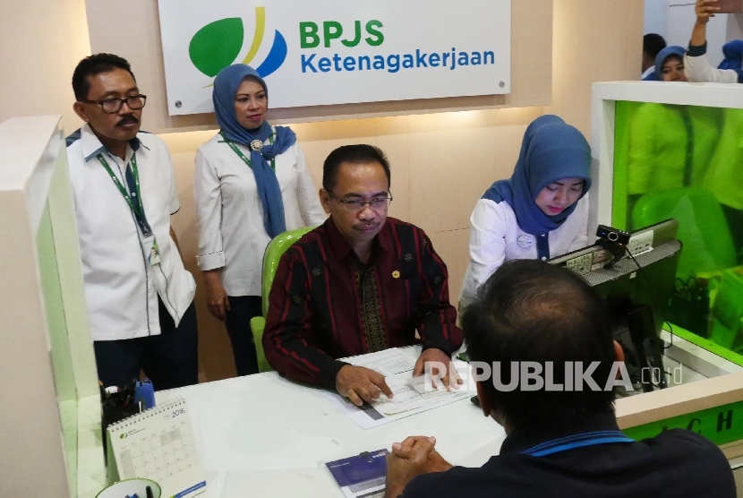 Direktur Perencanaan Strategis dan TI BPJS Ketenagakerjaan Sumarjono (tengah)