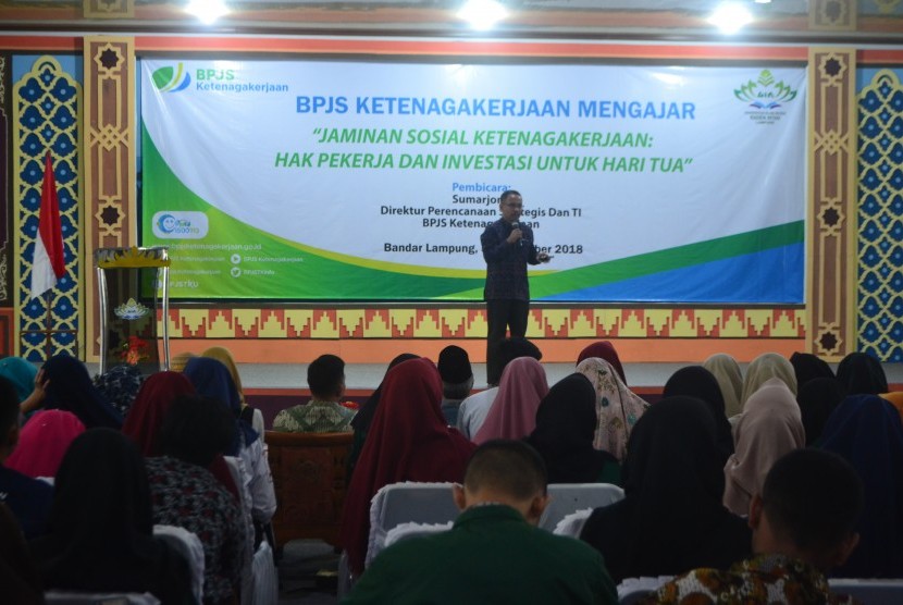 Direktur Perencanaan Strategis & TI BPJS Ketenagakerjaan, Sumarjono saat memberikan kuliah umum di UIN Raden Intan, Bandar Lampung, Jumat (30/11).