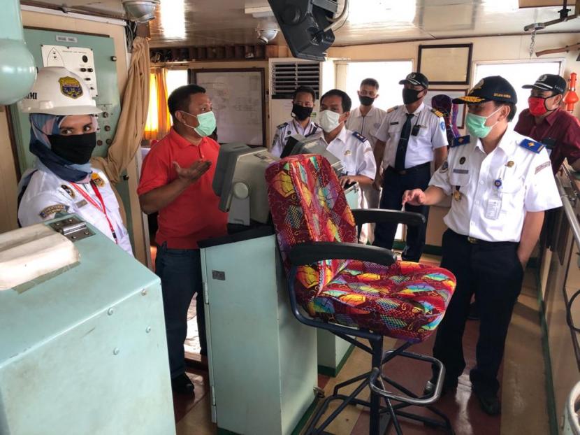  Direktur Perkapalan dan Kepelautan Capt. Sudiono sesaat setelah melakukan tinjauan di Pelabuhan Kariangau Balikpapan, Kamis (21/5).