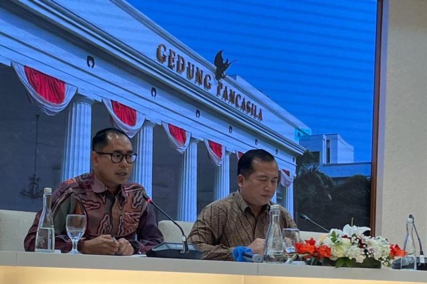 Direktur Perlindungan WNI dan BHI Kementerian Luar Negeri RI Judha Nugraha (kiri) menyampaikan keterangan pers tentang upaya perlindungan WNI di Timur Tengah, dalam pengarahan media di Jakarta pada Senin (5/2/2024)