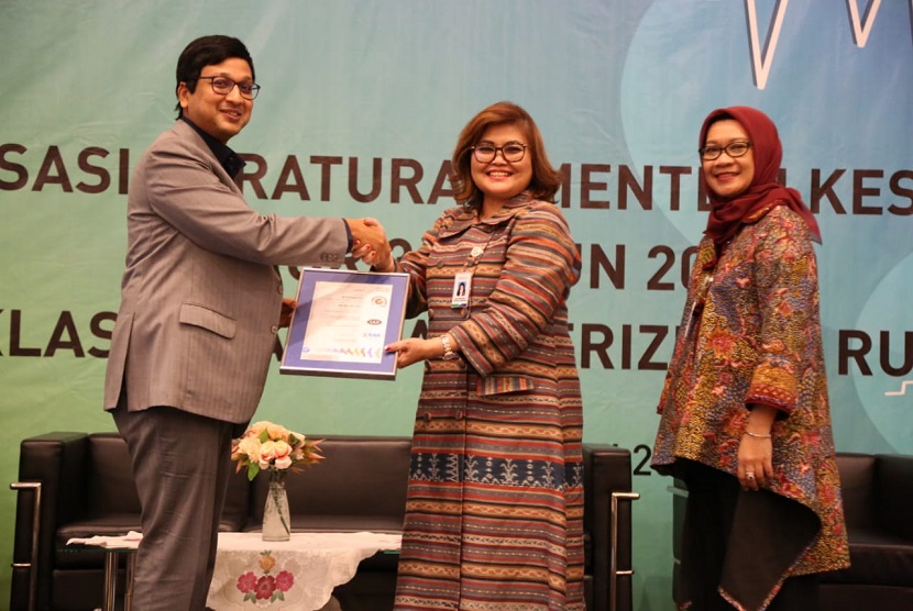 Direktur Perluasan dan Pelayanan Peserta BPJS Kesehatan Andayani Budi Lestari menerima penghargaan sertifikat ISO 9001:2015 dari PT SGS Indonesia atas proses pelayanan peserta di Kantor Cabang Wilayah Jabodetabek dan BPJS Kesehatan Care Center 1500 400
