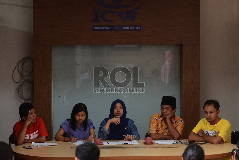 Direktur Perludem Titi Anggraini (tengah) bersama Ketua Lingkar Madani (LIMA) Ray Rangkuti (kedua kanan) memberikan pemaparan terkait polemik penyelenggaraan Pilkada serentak saat menggelar diskusi bersama media di Kantor ICW, Jakarta, Jumat (13/11).