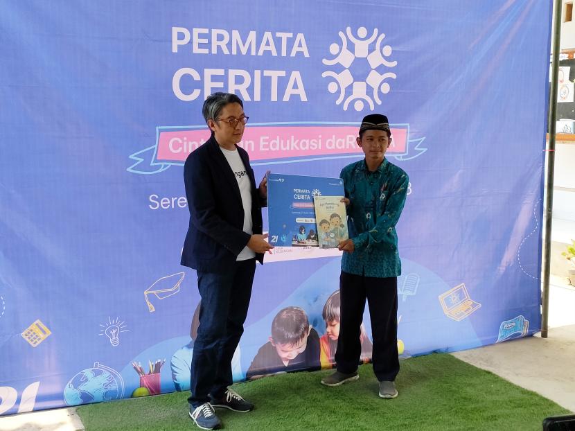Direktur PermataBank Herwin Bustaman memberikan bantuan kepada SDU Muhammadiyah Lemahdadi, Bantul.