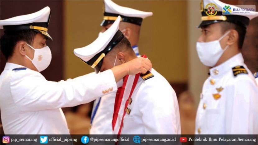 Direktur PIP Semarang, Capt. Mashudi Rofik menyempatkan medali pada lulusan terbaik PIP Semarang.
