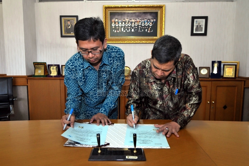 Direktur Politeknik Negeri Jakarta Abdillah (kanan) dan Direktur Operasional Republika Media Mandiri (RMM) Arys Hilman Nugraha melakukan penandatangan nota kesepahaman (MoU) kerja sama antara PT Republika Media Mandiri dengan Politeknik Negeri 