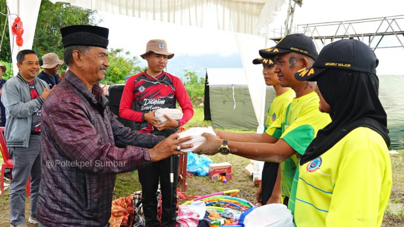 Direktur Poltekpel Sumbar Capt Wisnu Risianto MM membuka kegiatan pelatihan leadership di Parak Angah Camping Ground Nagari Sariak Sungaipua Bukittinggi Sumbar.