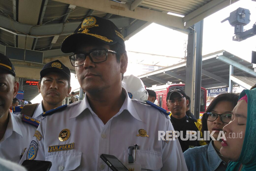 Direktur Prasarana Perkeretaapian Direktorat Jendral Prekeretaapian Kementerian Perhubungan Zulfikri menjelaskan tentang uji coba KRL Manggarai-Cikarang,  Jumat (28/7). 