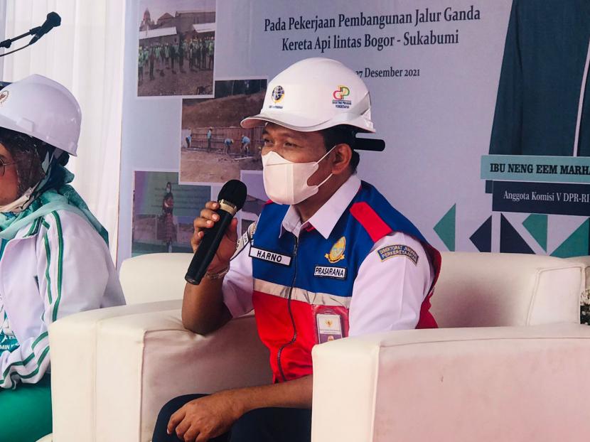 Direktur Prasarana Perkeretaapian pada Ditjen Perkeretaapian, Harno Trimadi di proyek double track Bogor-Sukabumi, Senin (27/12).