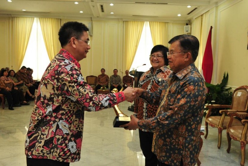Direktur Produksi Bio Farma, Juliman, menerima penghargaan Proper Emas dari Wakil Presiden Jusuf Kalla di Istana Wapres di Jakarta.