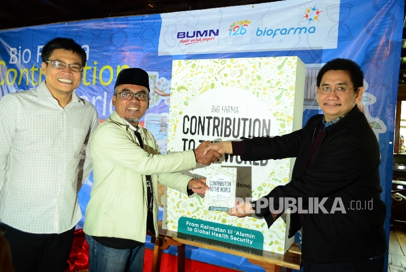  Direktur Produksi PT Bio Farma Juliman (kanan) dan Komisaris PT Bio Farma Ikhsan Setiadi (kedua kiri) bersama-sama memegang buku pada peluncuran buku Contribution Bio Farma To The World di Bandung (Ilustrasi)