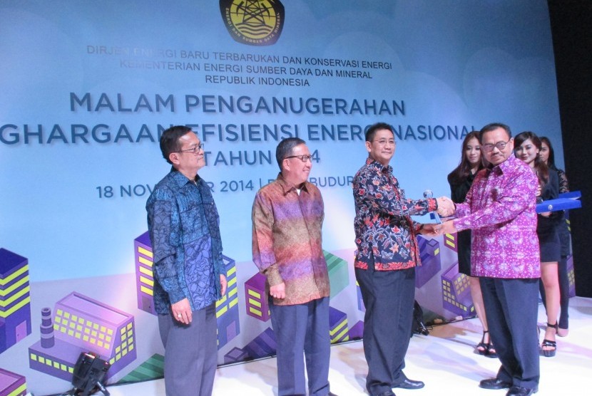 DIrektur Produksi PT Bio Farma (Persero) Juliman Fuad, menerima Penghargaan Efisiensi Energi Nasional dari Menteri ESDM Sudirman Said pada acara Malam Penganugerahan Penghargaan Efisiensi Energi Nasional beberapa waktu lalu di Jakarta