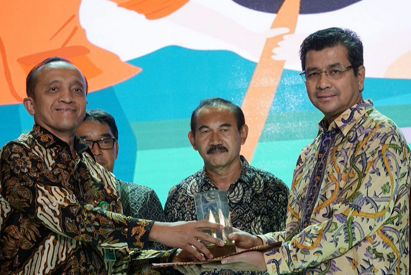 Direktur Produksi PT Semen Indonesia (Persero) Tbk, Benny Wendry (kanan) menerima penghargaan dari Sekretaris Jendral Kementerian Lingkungan Hidup dan Kehutanan, Bambang Hendroyono (kiri) di Auditorium Gedung Manggala Wana Bakti KLHK Jakarta,  Selasa (23/4) 
