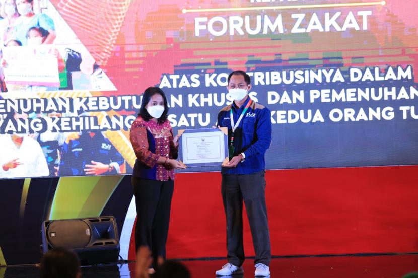Direktur Program dan Pemberdayaan BMH Pusat, Zainal Abidin  menerima penghargaan untuk BMH yang diserahkan oleh Menteri Pemberdayaan Perempuan dan Perlindungan Anak  (PPPA), I Gusti Ayu Bintang Darmawati.