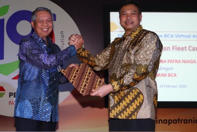  Direktur PT Bank Central Asia Tbk (BCA) Suwignyo Budiman (kiri) berjabat tangan dengan Direktur Utama Pertamina Patra Niaga (PPN) Gandhi Sriwidodo (kanan) usai menandatangani nota kesepahaman atau Memorandum of Understanding (MoU) terkait penggunaan fasil