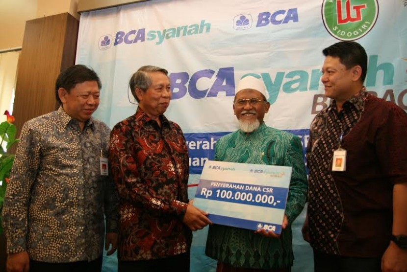 Direktur PT Bank Central Asia Tbk (BCA) Suwignyo Budiman (kedua kiri) didampingi Komisaris BCA Syariah Joni Hardijanto (kiri) dan Wakil Presiden Direktur BCA Syariah John Kosasih (kanan) berbincang-bincang usai menyerahkan bantuan dana CSR senilai Rp100 ju