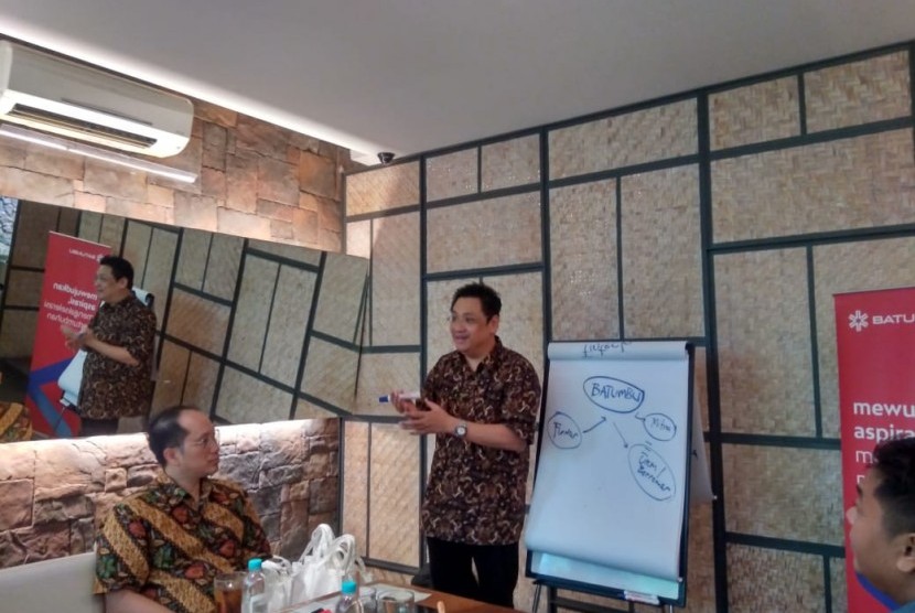 Direktur  PT Berdayakan Usaha Indonesia (Batumbu), Michael Jermia Tjahjamulia menjelaskan potret industri fintech saat ini di Gondangdia, Menteng,  Jakarta, Selasa (9/4). 