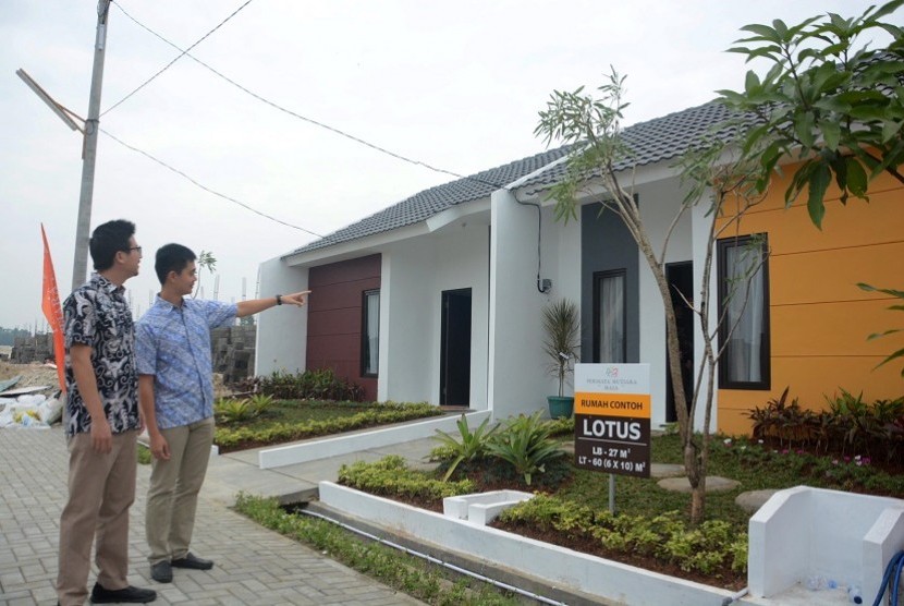 Direktur PT BNIP Cornelius Widjaja (kiri) dan Daniel Chandra mengamati rumah contoh tipe Lotus.