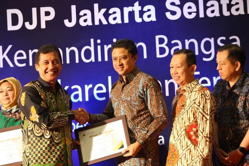 Direktur PT BSI Cahyono Seto menerima langsung penghargaan itu dari Kepala Kanwil Pajak DJP Jakarta Selatan I Sakli Anggoro di Jakarta, Kamis (27/9).