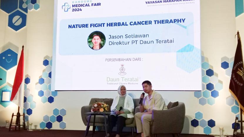 Direktur PT Daun Teratai Herbalife, Jason Setiawan menjelaskan soal terapi penyembuhan kanker dengan herbal