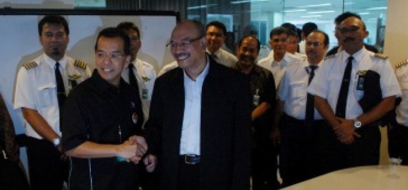 Direktur PT Garuda Emirsyah Satar (dua kiri) bersalaman dengan ketua Asosiasi Pilot Garuda (APG) Kapten Stevanus setelah sepakat menghentikan aksi mogok pilot yang dimediasi Meneg BUMN Mustafa Abu Bakar, di Tangerang, Banten, Kamis (28/7)