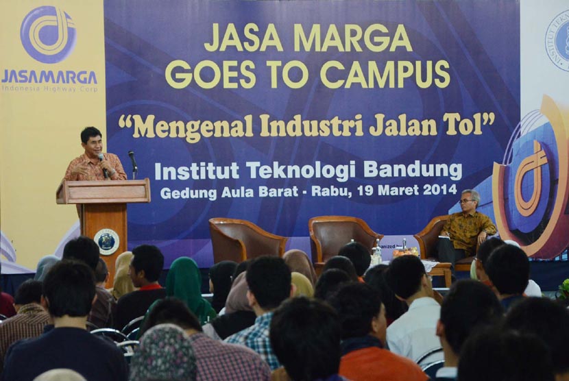 Direktur PT Jasa Marga Muh Najib Fauzan menyampaikan materi Mengenai Industri Jalan Tol di Indonesia pada acara 'Jasa Marga Goes to Campus' di Aula Barat Kampus ITB, Bandung, Rabu (19/3). (Republika/Edi Yusuf)
