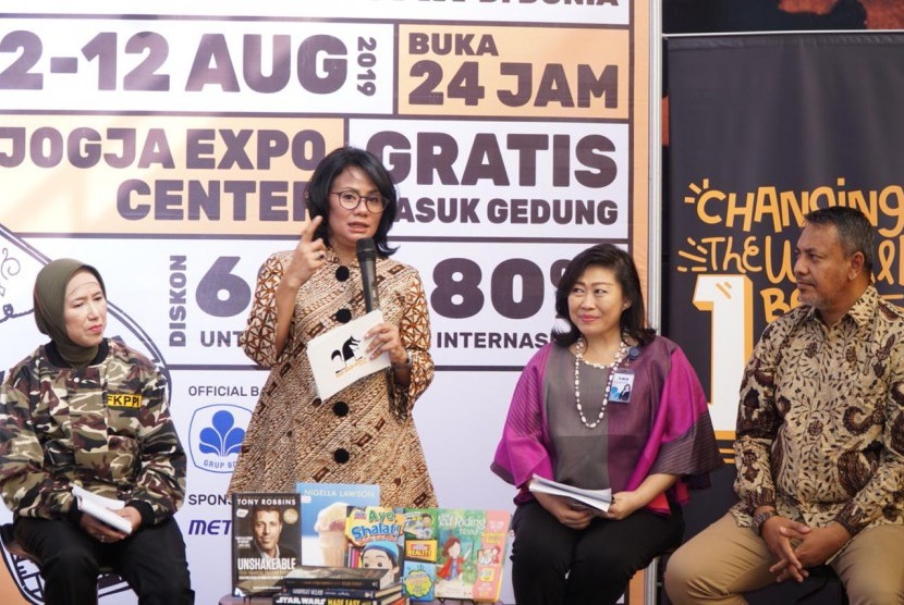 Direktur PT Jaya Ritel Indonesia, Uli Silalahi (kedua dari kiri) saat konferensi pers pagelaran Bazar Buku Big Bad Wolf (BBW) di Yogyakarta, Rabu (24/7).