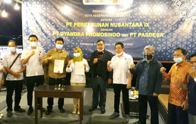 Direktur PT Pasdesa, Chandra Dewi Kartika menandatangani MoU sinergi pengembangan bisbis budidaya udang Vaname bersama Direktur PT Perkebunan Nusantara IX (PTPN IX), Tio Handoko, di Banaran Sky View, Kamis (15/10) malam.