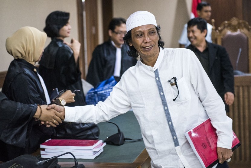 Direktur PT Viandra Production dan juga sebagai terdakwa perkara korupsi program siap siar di TVRI tahun 2012 Mandra (kanan) berjabat tangan dengan Jaksa seusai menjalani sidang lanjutan di Pengadilan Tipikor, Jakarta, Rabu (2/12).