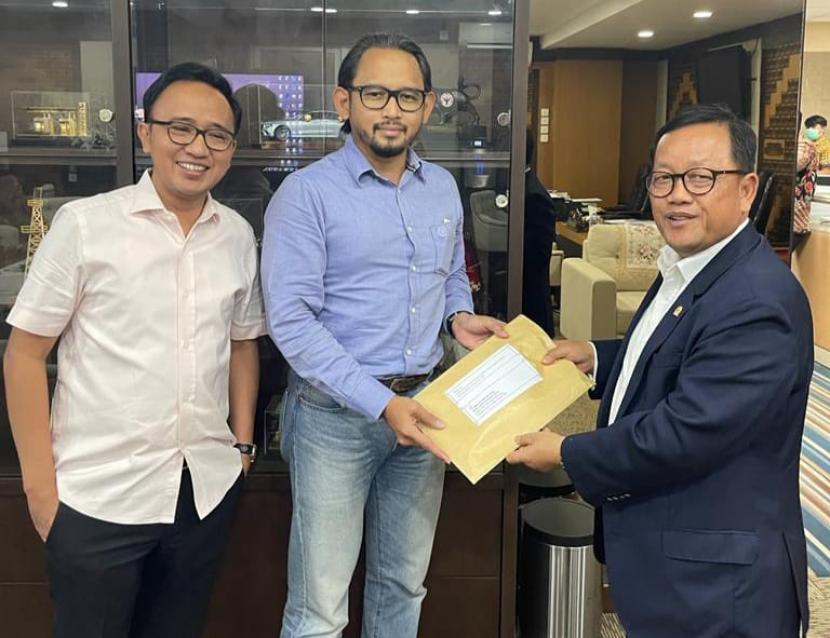 Direktur PT WIKI Aryo Bimo menyerahkan laporan ke Ketua Komisi VII DPR Sugeng Suparwoto. 