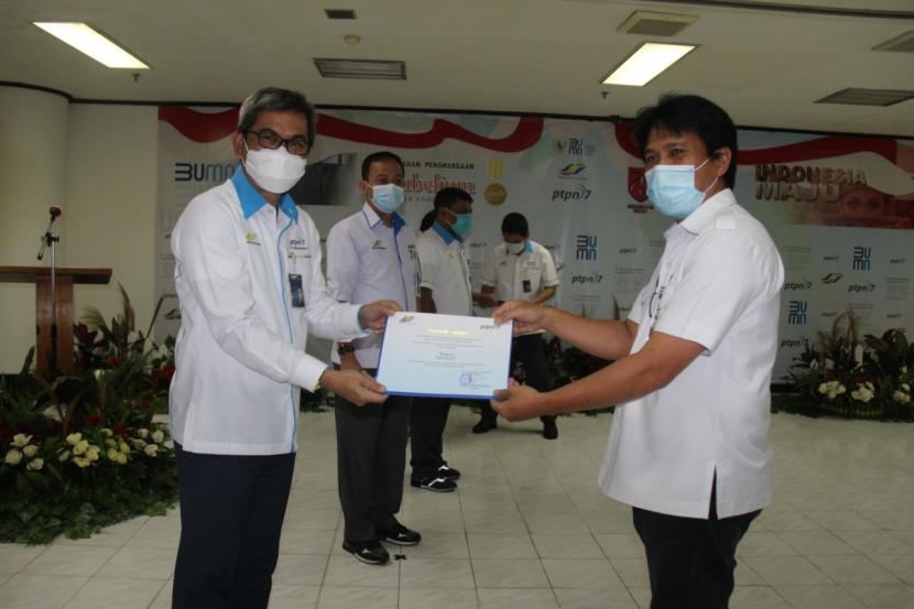 Direktur PTPN VII Doni P Gandamihardja memberikan penghargaan secara simbolis kepada 1.236 karyawan pada HUT ke-75 RI di Bandar Lampung, Selasa (18/8). 