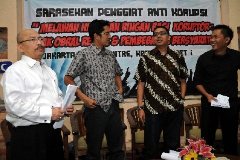 Direktur Pukat UGM Zainal Arifin Mochtar (dua dari kanan).