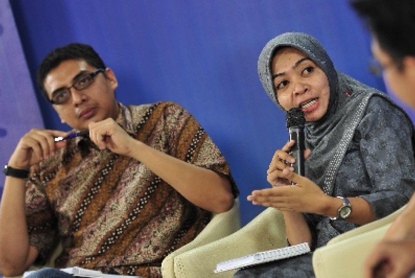 Direktur Pusat Kajian Anti Korupsi UGM Zainal Arifin Mochtar (kiri).