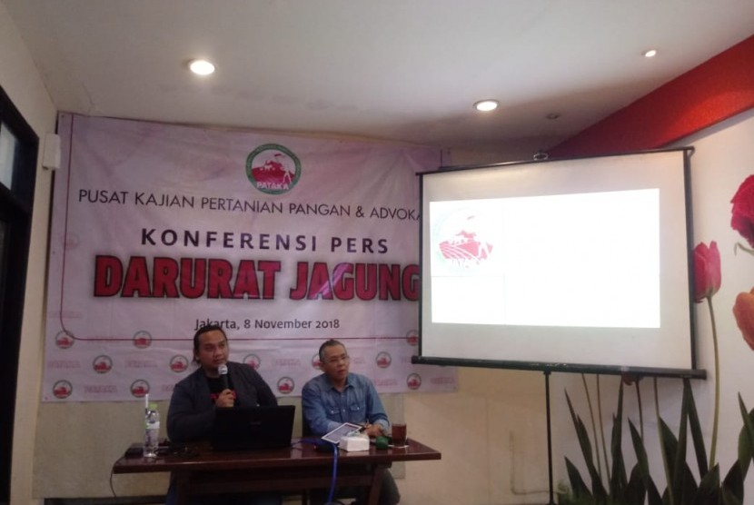 Direktur Pusat Kajian Pertanian dan Advokasi (Pataka) Yeka Hendra Fatika (kiri) dan Presiden Forum Peternak Layer Nasional Ki Musbar Mesdi dalam konferensi pers di Jakarta, Kamis (8/11).