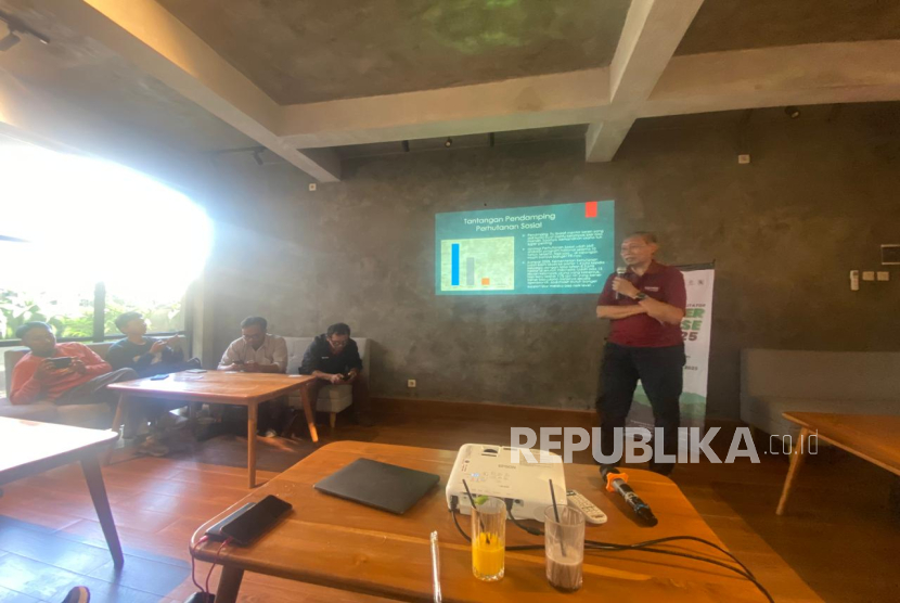 Direktur Pusat Sain Lapsnskap Berkelanjutan Instiper Yogyakarta, Dr Agus Setyarso, saat memberikan paparan di hadapan para jurnalis, Jumat (2/8/2025).  