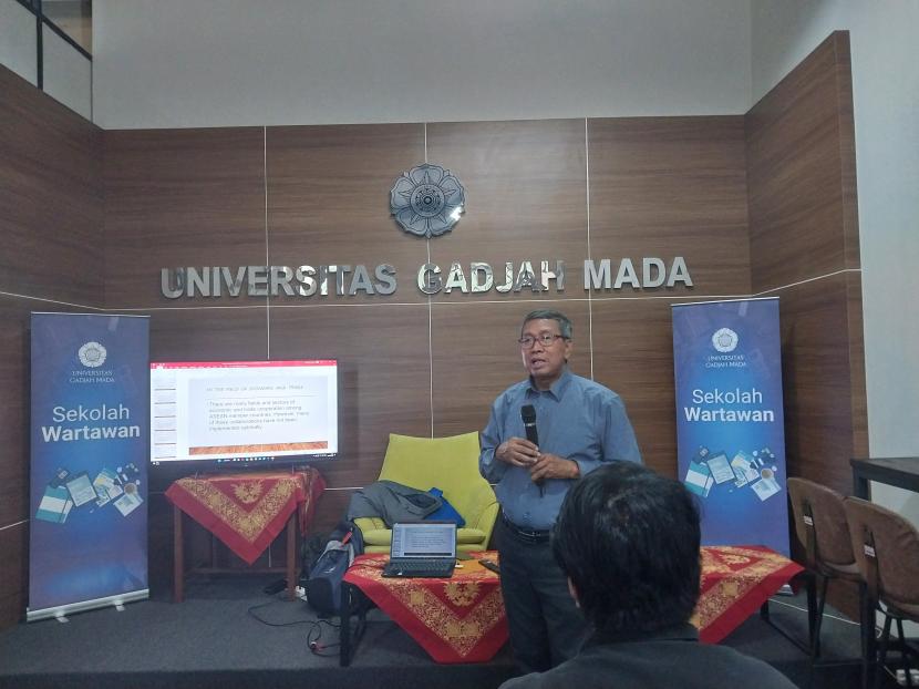 Direktur Pusat Studi ASEAN Universitas Gadjah Mada (UGM) Dafri Agussalim saat mengisi kegiatan Sekolah Wartawan di Gedung Pusat UGM, Selasa (26/9/2023).