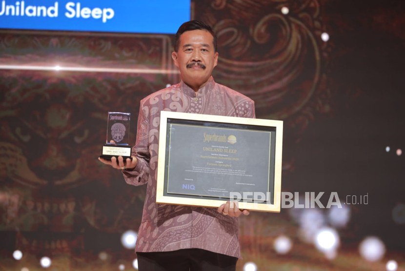 Direktur Quantum Group, Yufardis, saat menerima penghargaan Superbrands Indonesia 2025 di Pacific Place, The Ritz-Carlton Jakarta, Jumat (26/9/2025).