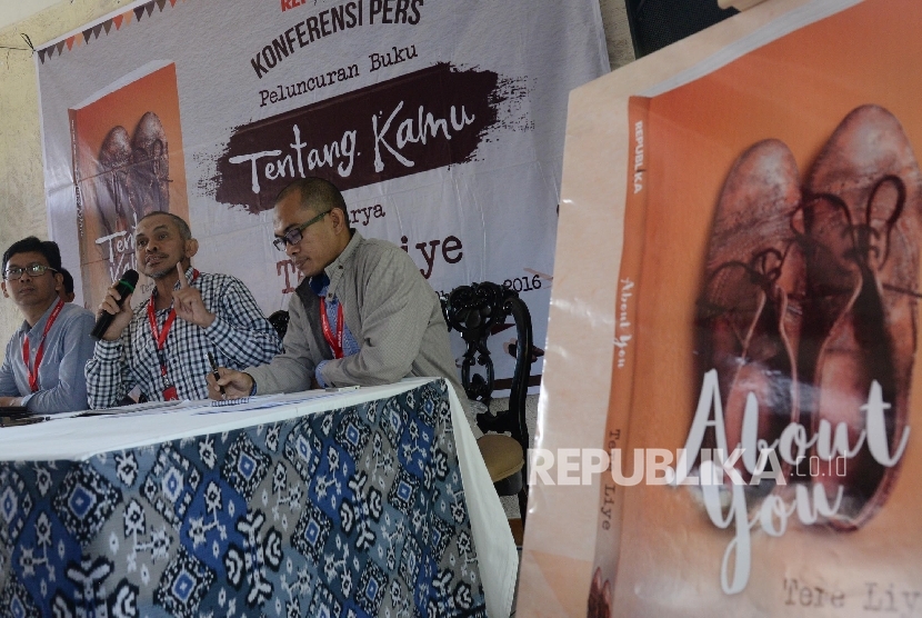 Direktur Republika Penerbit Arys Hilman Nugraha (kiri), GM Marketing Republika Penerbit Awod Said (tengah), dan GM Redaksi Penerbit Republika Syahruddin El Fikri saat konferensi pers peluncuran novel terbaru karya Tere Liye, Jakarta.
