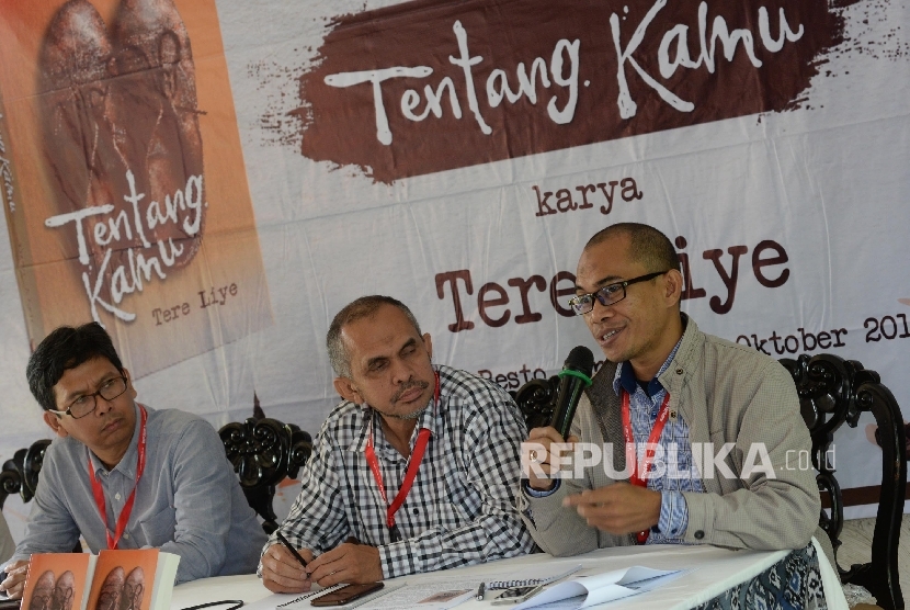 Direktur Republika Penerbit Arys Hilman Nugraha (kiri), GM Marketing Republika Penerbit Awod Said (tengah), dan GM Redaksi Penerbit Republika Syahruddin El Fikri saat konferensi pers peluncuran novel terbaru karya Tere Liye, Jakarta, Selasa (25/10).
