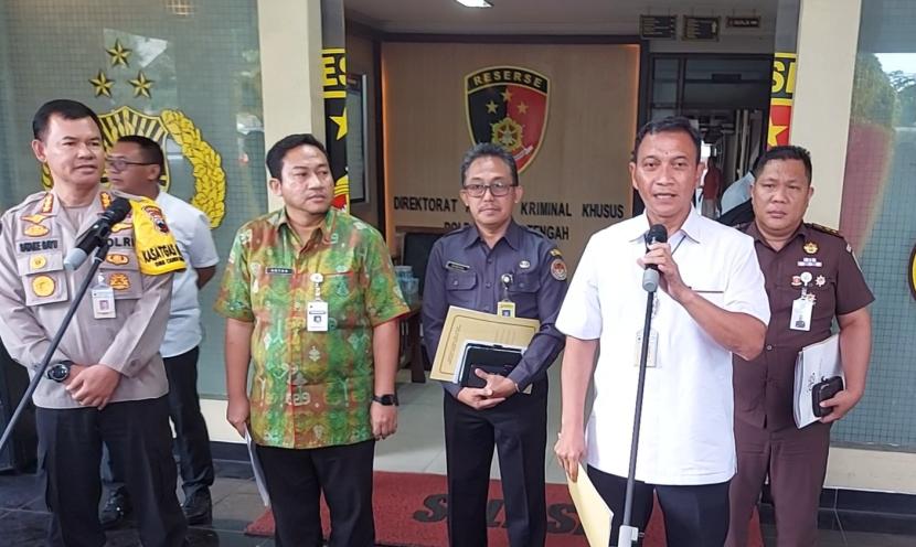  Direktur Reserse Kriminal Khusus (Direskrimsus) Polda Jawa Tengah, Kombes Pol Dwi Subagio (kanan depan).