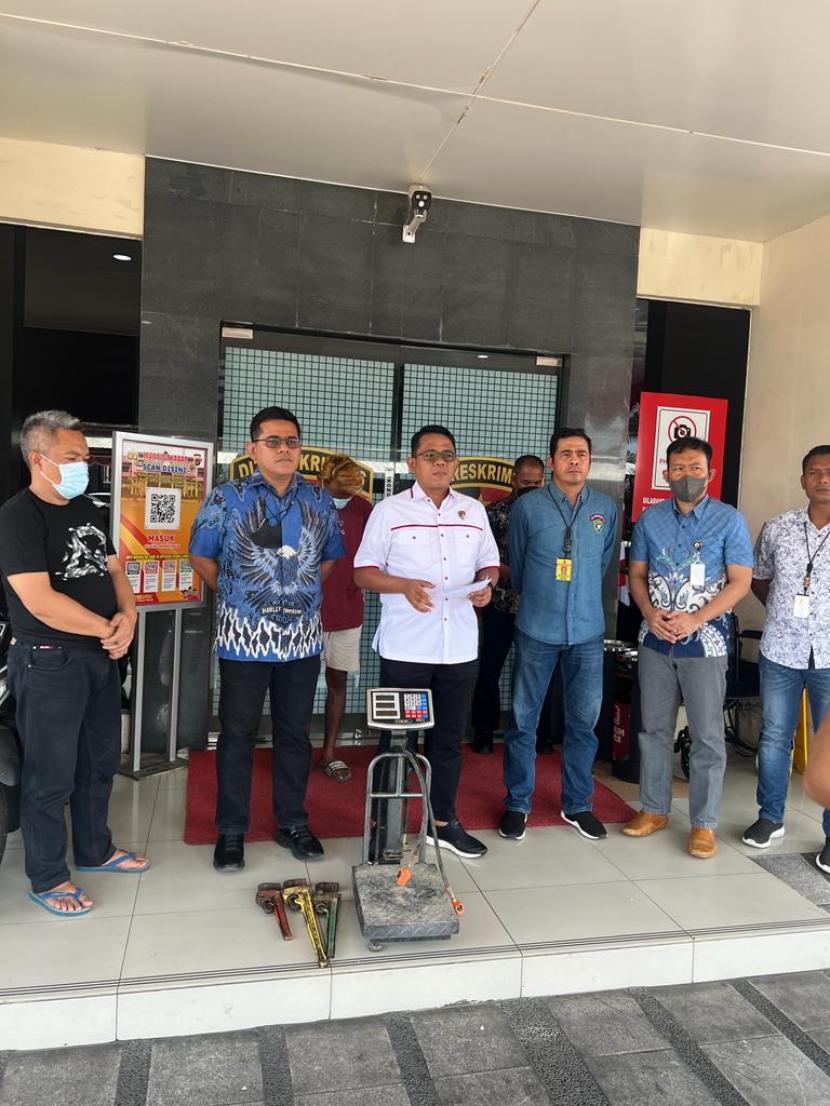 Direktur Reserse Kriminal Khusus Polda Jabar, Kombes Pol Arief Rahman (tengah) saat memberikan keterangan di Mapolda Jabar, Jumat (15/6/2022).
