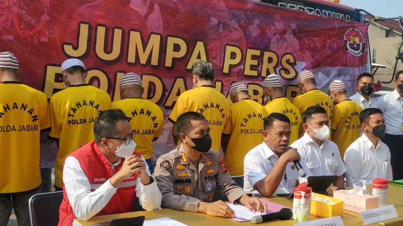 Direktur Reserse Kriminal Khusus Polda Jabar, Kombes Pol Arief Rahman (tengah) saat rilis perkembangan penyidikan kasus pengalahgunaan gas elpiji subsidi di Subang.