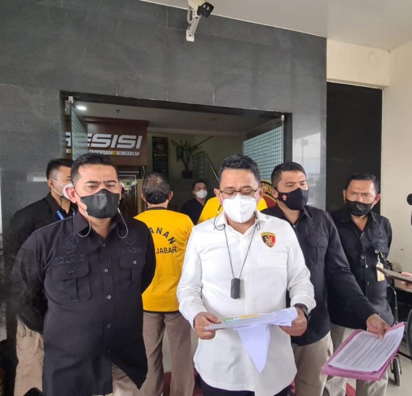 Direktur Reserse Kriminal Khusus Polda Jabar, Kombes Pol Arif Rachman, SIK, memberi keterangan kasus dugaan penjualan aset desa seluas delapan hektare di Lembang, Kabupaten Bandung Barat, Jawa Barat, Kamis (28/10).