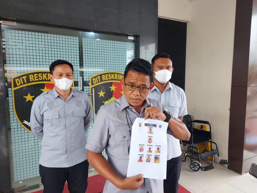Direktur Reserse Kriminal Khusus Polda Jabar, Kombes Pol Arif Rachman, SIK, tengah menunjukkan foto delapan tersangka kasus pinjol ilegal