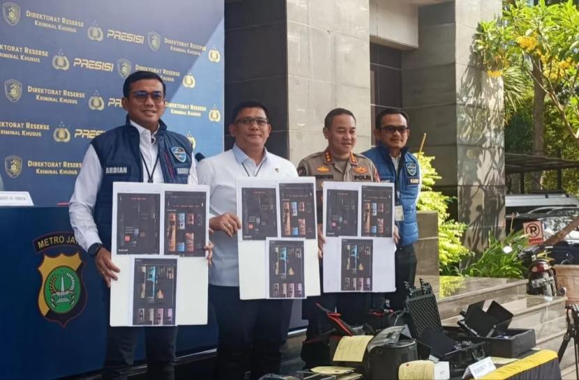 Direktur Reserse Kriminal Khusus Polda Metro Jaya, Kombes Ade Safri Simanjuntak menunjukkan barang bukti produksi film porno.